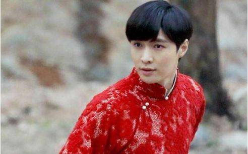 二月紅演員,舞臺到熒屏的蛻變之路——自信與成就感的彰顯