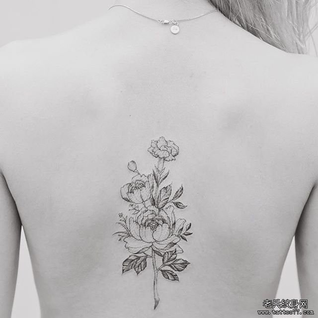 新款女性背部紋身花朵設計，友情與陪伴的溫馨篇章