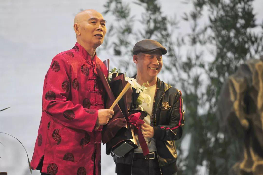 李伯清最新評書,鄰里溫情與友情的紐帶