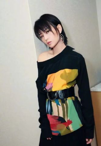 周筆暢新發型展示,周筆暢新發型展示,時尚潮流的引領者