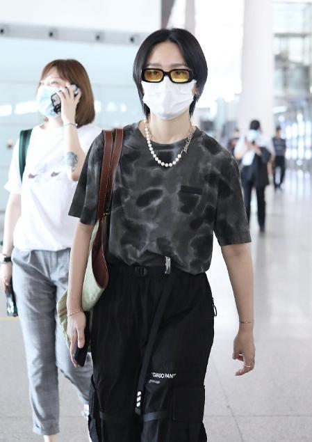 周筆暢新發型展示,周筆暢新發型展示,時尚潮流的引領者