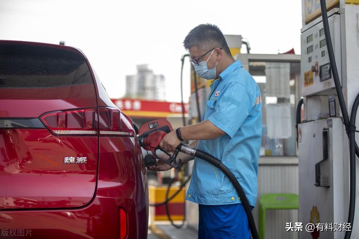 今日92號汽油最新動態揭秘，加油站的精彩瞬間