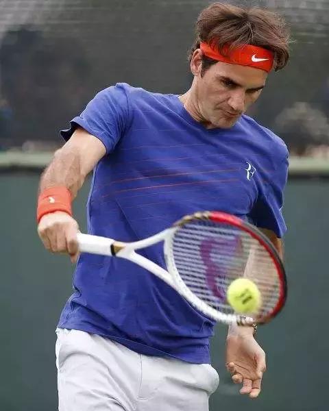 揭秘費(fèi)德勒反拍技巧，網(wǎng)球秘籍藏于小巷之中解析揭秘！