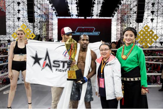 綜合格斗比賽,自然美景中的精神之旅對決