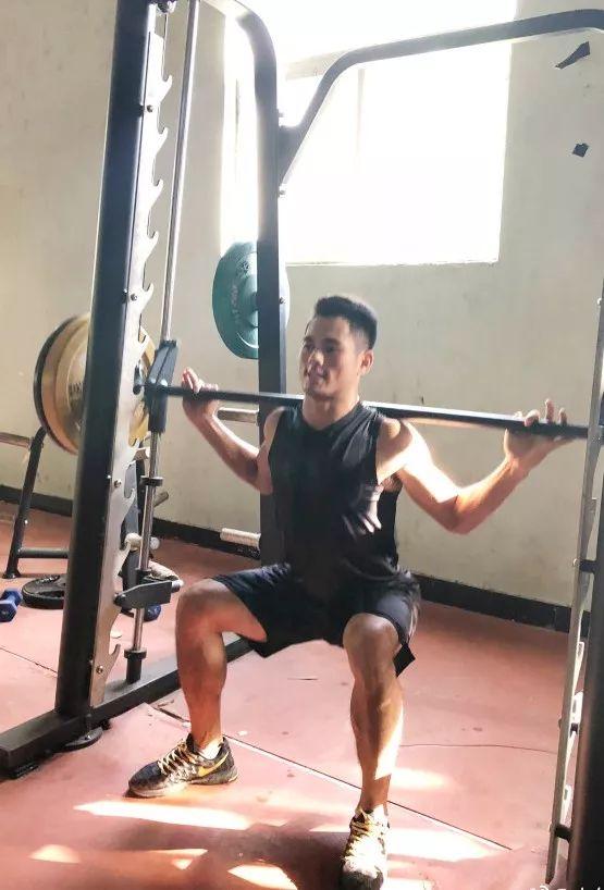 綜合格斗比賽,自然美景中的精神之旅對決