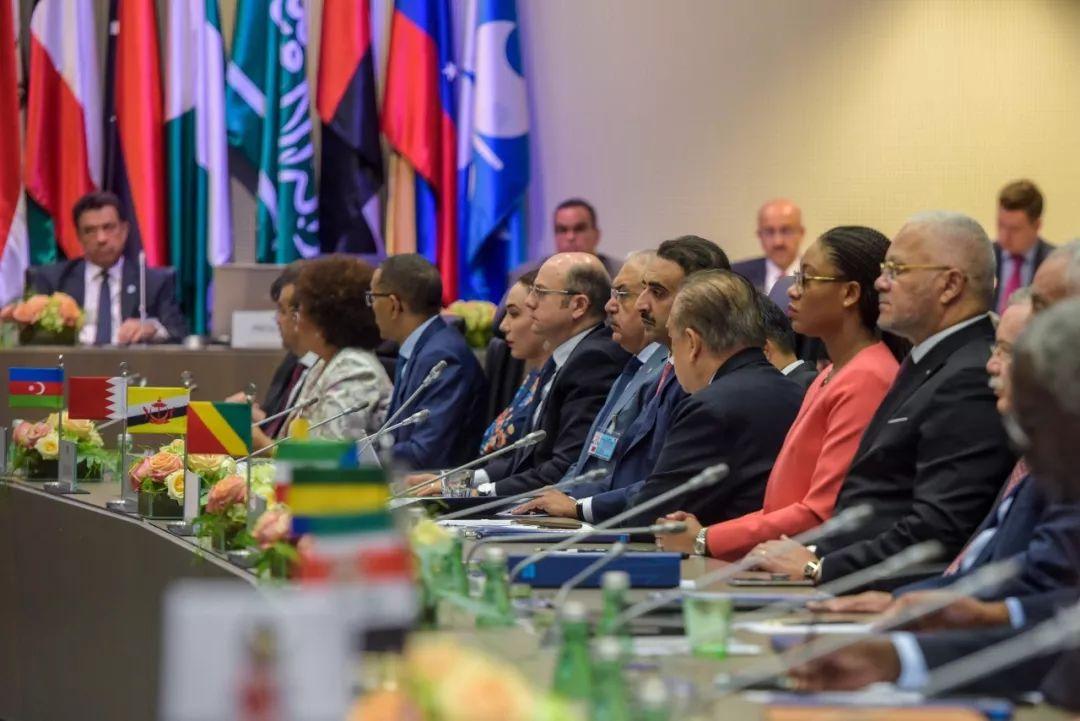 美國石油價格動態，油價波動與友情交織的故事