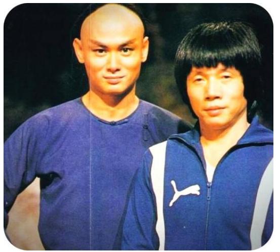 光頭武打明星與小巷特色小店的隱秘故事