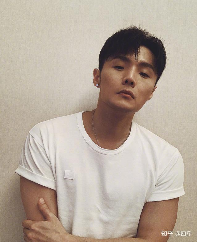 眼睛小的明星男，日常星光中的獨特魅力與溫馨故事