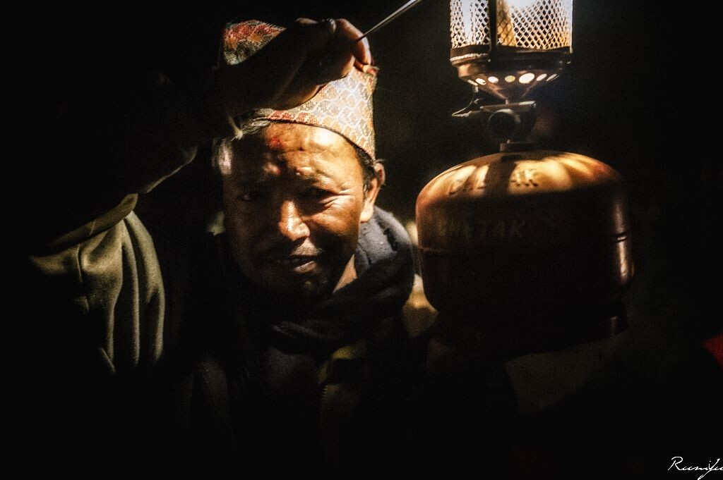 點(diǎn)燈人演員,光影交織,演繹人生故事