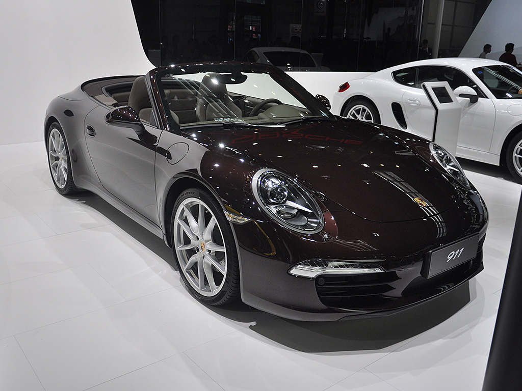 保時(shí)捷911跑車(chē)價(jià)格，速度與友情的完美交融的奢華之旅