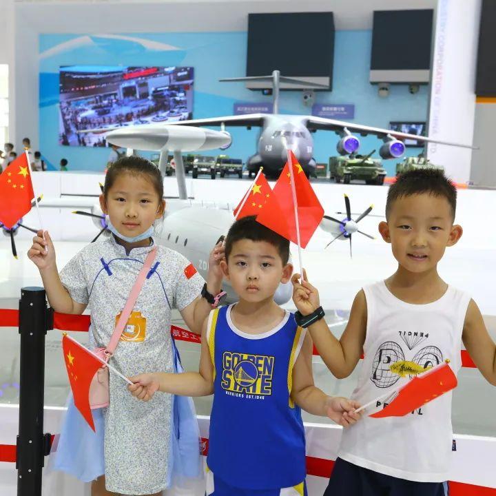 中藍航空最新動態(tài)揭秘,飛行中的溫情故事