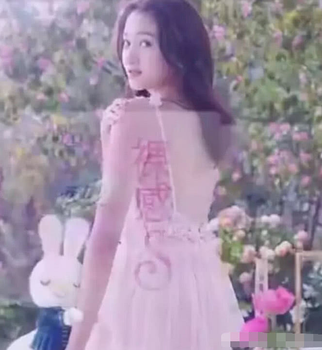 關曉彤攜手蘇菲衛生巾,共繪品質新篇章