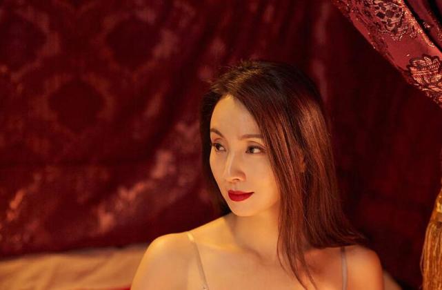 陶虹在演員的誕生與秘密劇場中的表現,演技與舞臺魅力展現