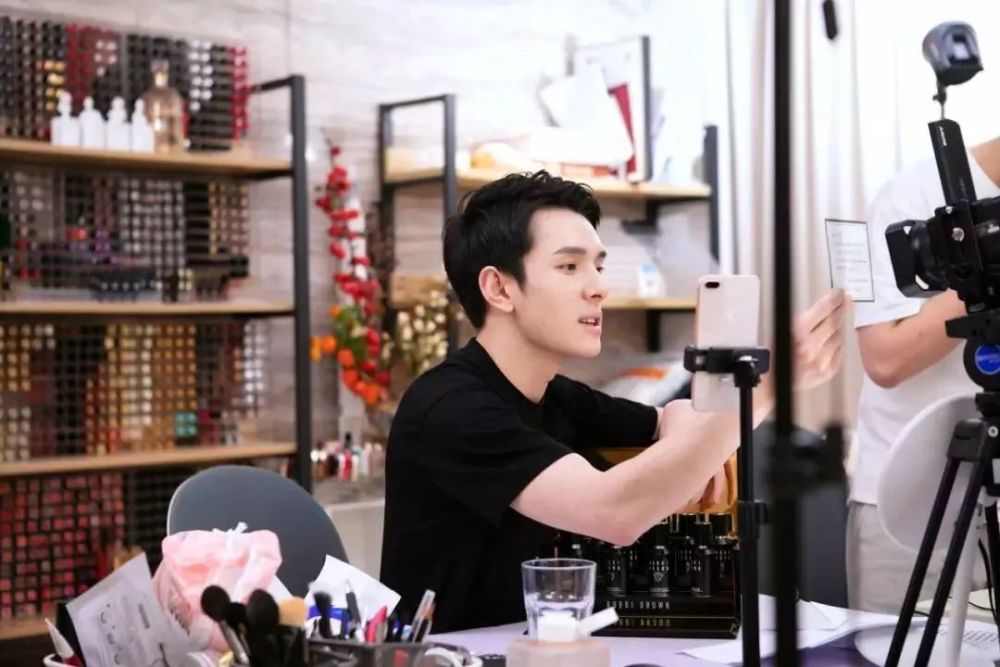 明星直播間高科技產品引領直播新紀元，科技改變生活，明星直播間震撼登場！