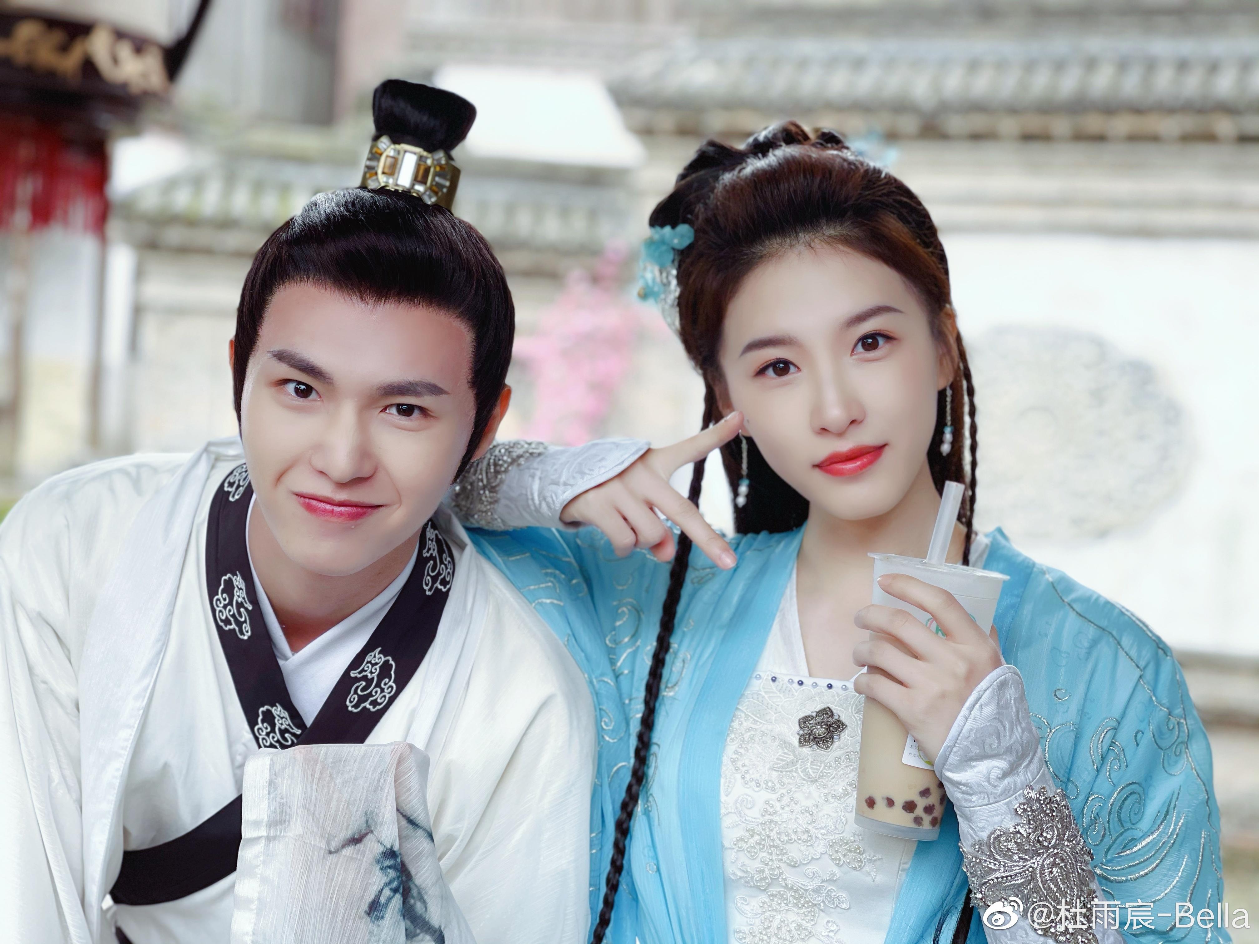 鄺露演員的成長之路，變化中的學(xué)習(xí)，自信與成就的光芒