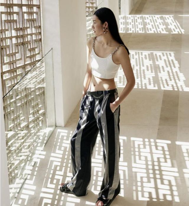 劉雯最新寫真,科技與生活融合的藝術展現(xiàn)風采