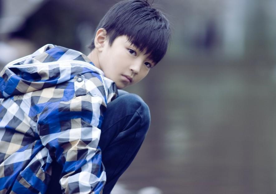 易烊千璽微博最新照片引爆期待,粉絲翹首以待的獨(dú)特魅力