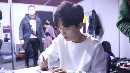 易烊千璽微博最新照片引爆期待，粉絲翹首以待的獨(dú)特魅力