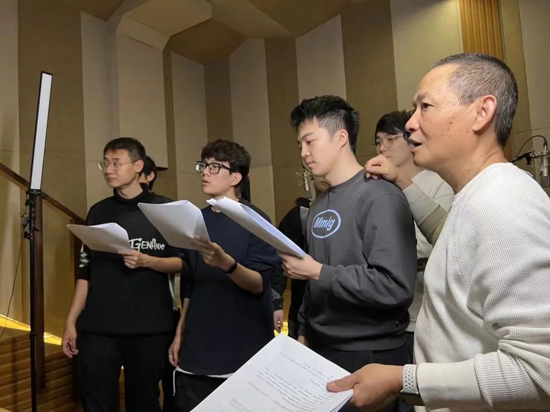 配音演員惠龍，小巷之聲魔法與美食秘境之旅