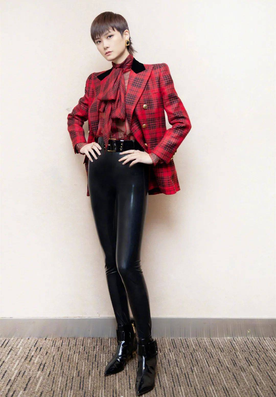 明星皮褲時(shí)尚,演繹潮流與展現(xiàn)個(gè)性風(fēng)采