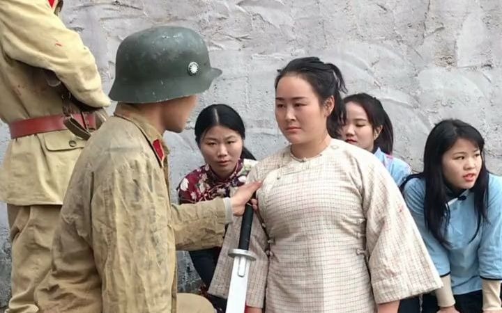 女演員遭遇群演搶劫卻意外星光閃耀，暖心日常與情感紐帶揭秘