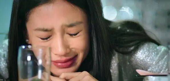 演員楊瑩，小巷深處的魅力與美食探索