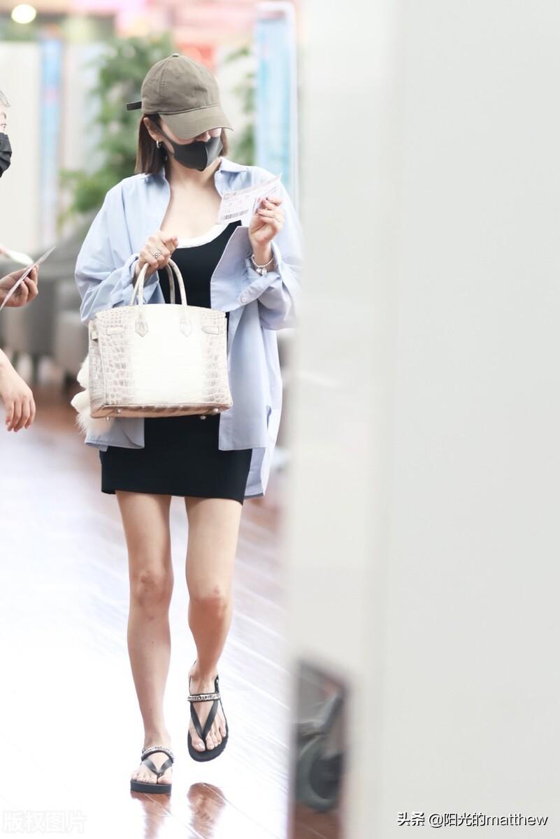 張雨綺機(jī)場(chǎng)街拍亮相,時(shí)尚魅力引爆小紅書!