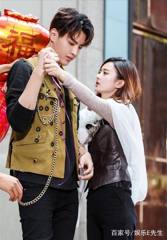 趙麗穎吳亦凡最新圖片，小巷風情與隱藏特色小店探秘