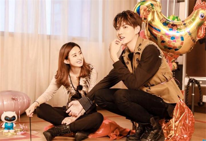 趙麗穎吳亦凡最新圖片,小巷風情與隱藏特色小店探秘