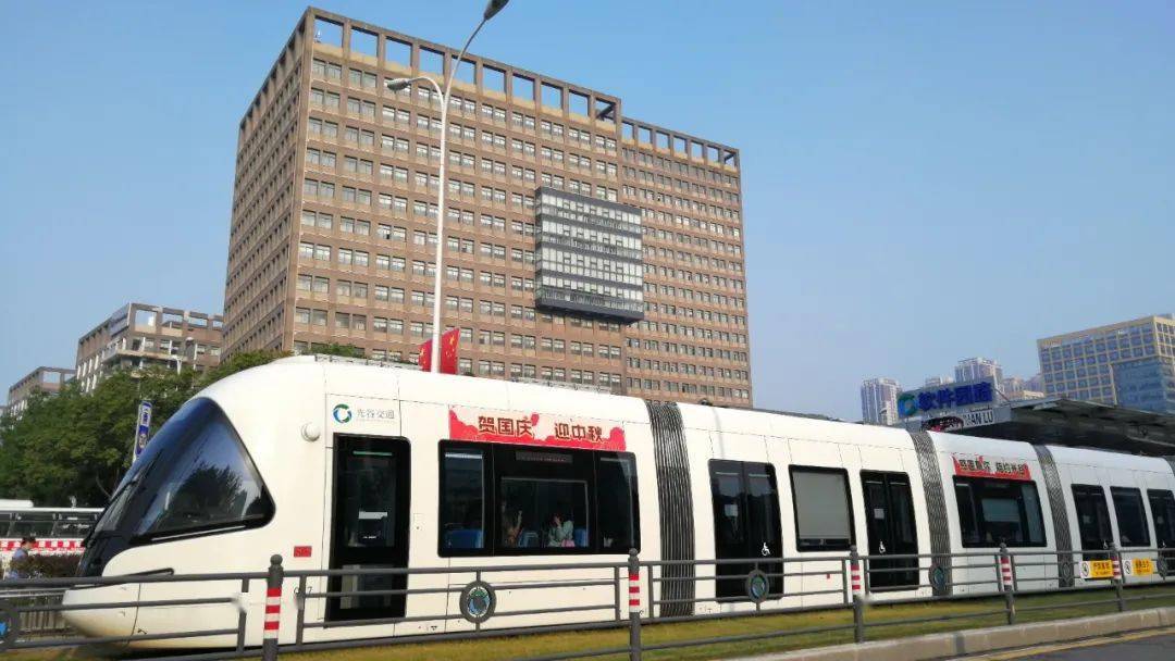 光谷有軌電車最新進(jìn)展,電車上的家庭溫馨之旅與友情交織的旅程