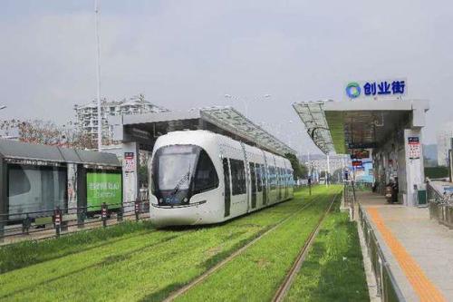 光谷有軌電車最新進(jìn)展,電車上的家庭溫馨之旅與友情交織的旅程