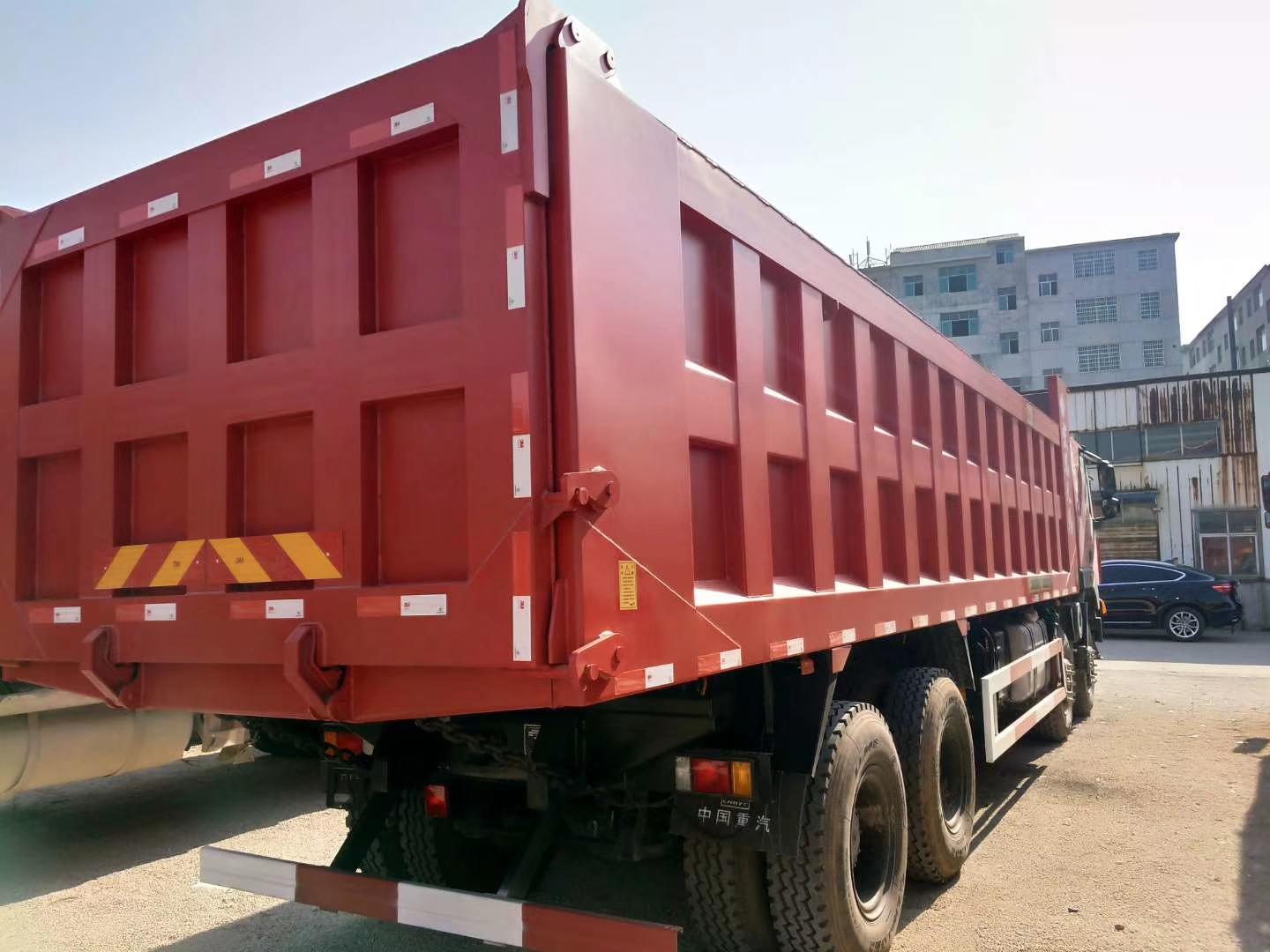 紅巖杰獅自卸車最新款390，重載運輸?shù)膹娬撸宫F(xiàn)新姿態(tài)