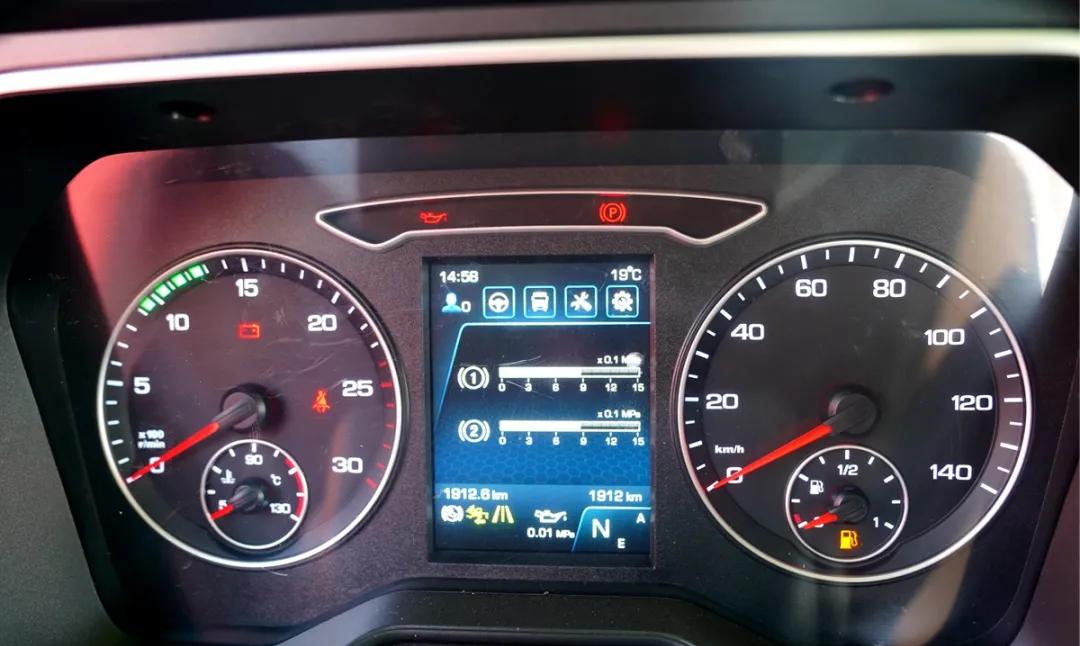 解放J7最新款試駕，駕馭變化，自信馳騁之路