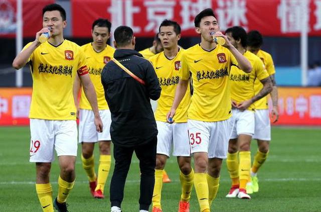 中超恒大最新動態與小巷深處的足球文化與美食探秘