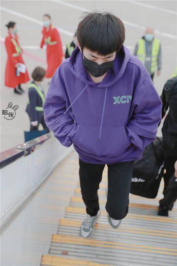 易烊千璽機場最新圖片,科技魅力與時尚前沿的完美結合展示