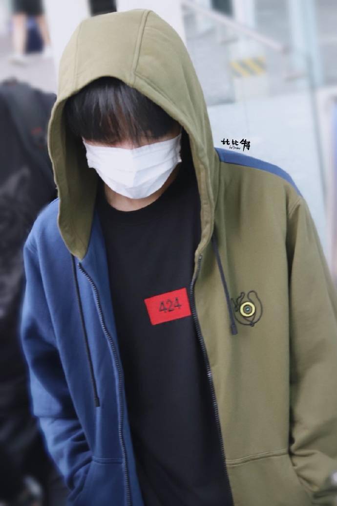 易烊千璽機場最新圖片，科技魅力與時尚前沿的完美結合展示