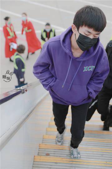 易烊千璽機場最新圖片,科技魅力與時尚前沿的完美結合展示