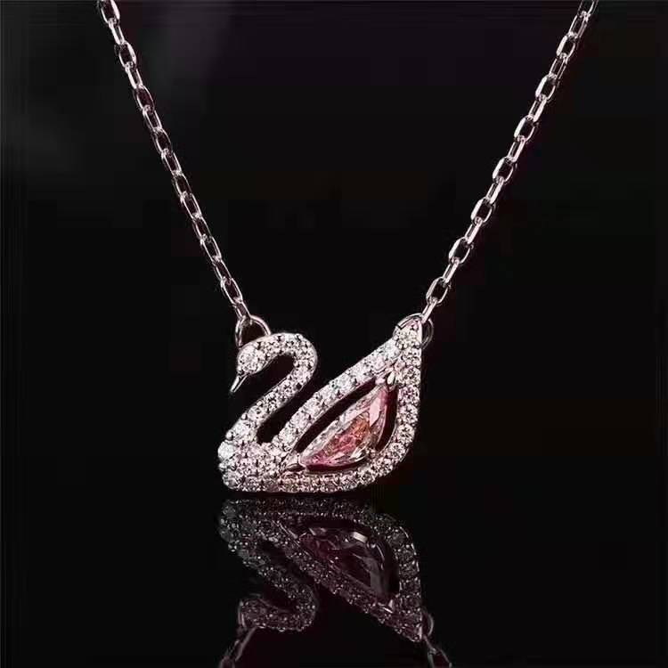 ??施華洛世奇最新款項鏈亮相,時尚魅力閃耀登場??