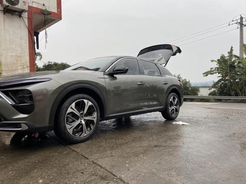 探索雪鐵龍魅力，小巷中的最新寶藏