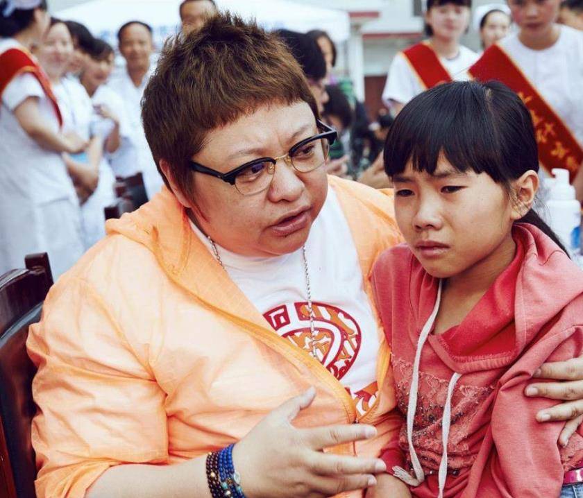 韓紅丈夫最新消息揭秘，小巷風情與美食秘境探索