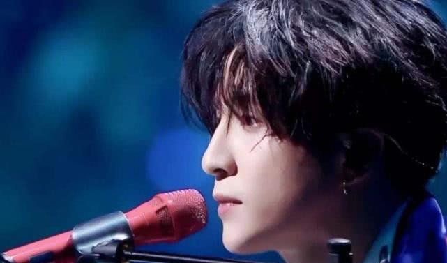 薛之謙最新圖片展現(xiàn)勵志之旅，變化、自信與成就感的閃耀之旅