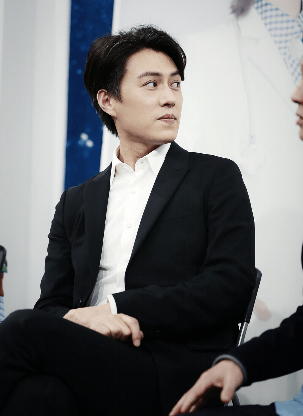 靳東最新發型揭秘，小巷深處的時尚探索