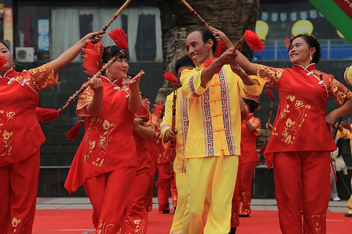 最新錢(qián)桿舞花樣打法,小巷深處的魅力舞蹈