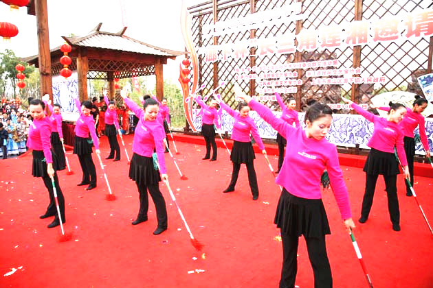 最新錢(qián)桿舞花樣打法,小巷深處的魅力舞蹈