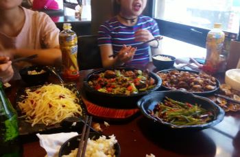 最新石鍋菜主題餐廳，勵志美食盛宴，融合自信、成就與味蕾享受